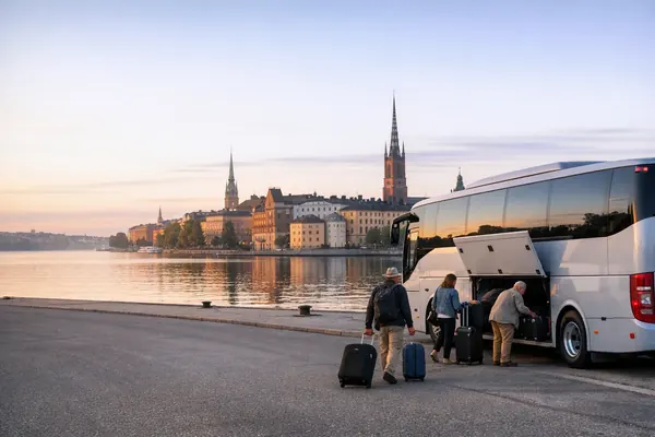 Turbuss ved vannet med Stockholms gamleby i bakgrunnen
